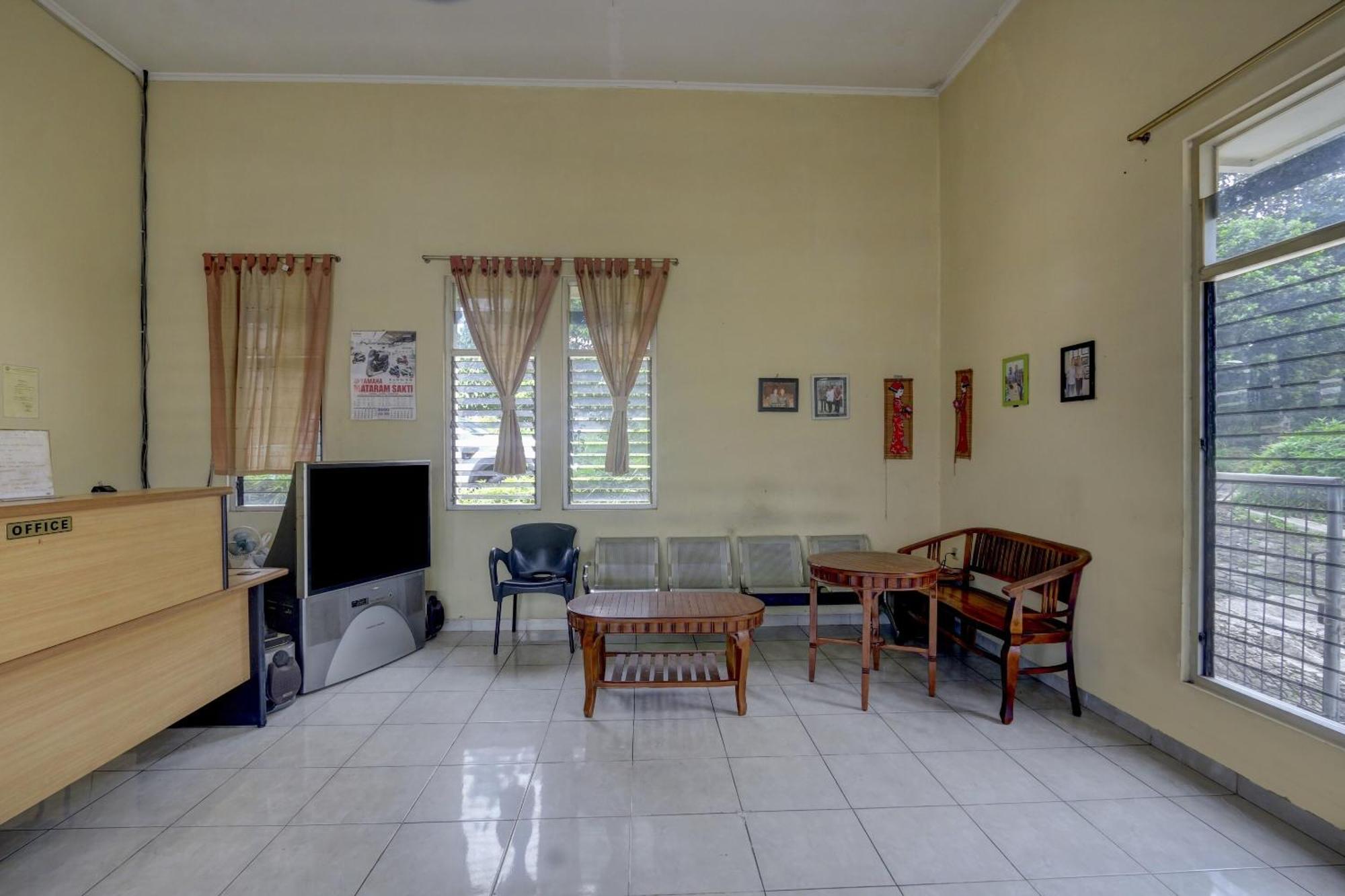 Oyo Life 90159 Puri Asoka Guest House Semarang Exteriör bild